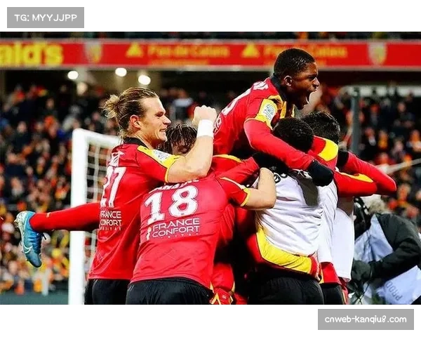 现场直击：看布雷斯特教练组如何通过实时手势指挥防线切换